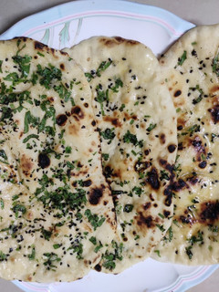 கார்லிக் பட்டர் நாண் (Garlic butter naan) செய்முறை முக்கிய புகைப்படம்