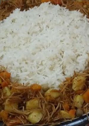 صورة لوصفة رز ابيض وشعيرية بالبطاطا