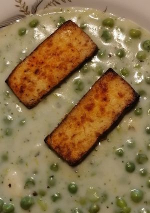 Brokkolis zöldborsófőzelék sült tofuval recept fotója