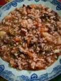 Guiso de carne, arroz, verduras y vino tinto