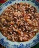 Guiso de carne, arroz, verduras y vino tinto