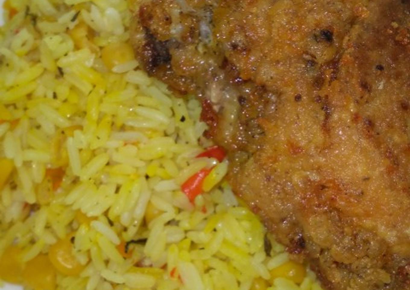 Arroz con maíz y Pollo frito