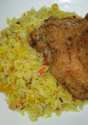 Una foto de Arroz con maíz y Pollo frito