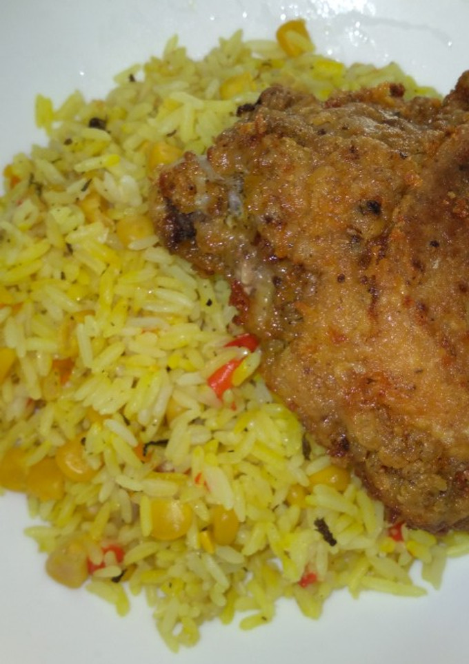 Una foto de Arroz con maíz y Pollo frito