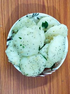 सूजी की इडली(Suji ki idli recipe in Hindi) रेसिपी मुख्य फोटो