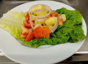Foto di Insalata di Pomodoro, Patate, Cipolla di Tropea su Foglia di Lattuga