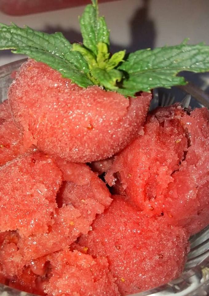 Клубничное мороженое