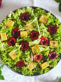 Foto di Tofu di ceci con insalata alle ciliegie semi di sesamo e citronette alla menta