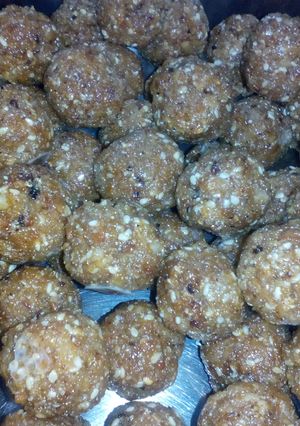 A picture of Rice coconut jaggery ladoo.