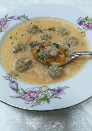Húsgombóc leves "Ciorba de perisoara" recept fotója