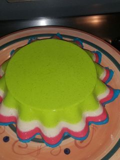 Una foto de Gelatina cremosa y colorida