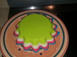 Una foto de Gelatina cremosa y colorida