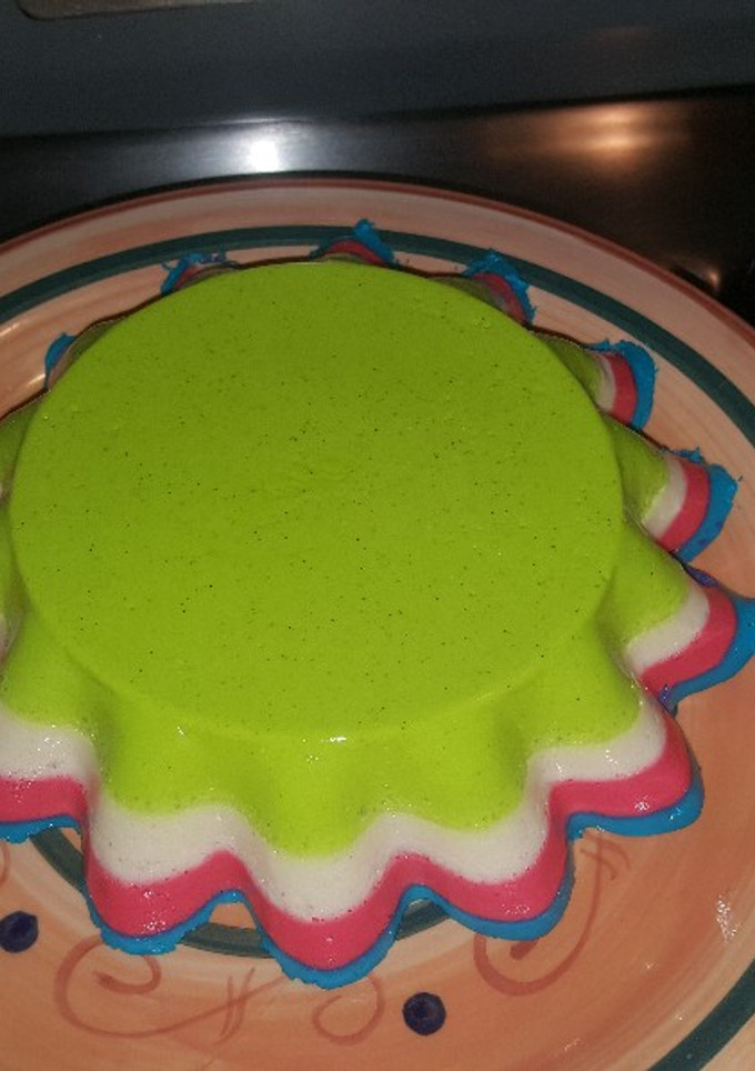 Una foto de Gelatina cremosa y colorida