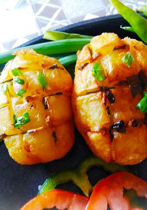 चीज गार्लिक पोटैटोज (Cheese garlic potatoes recipe in hindi) रेसिपी मुख्य फोटो