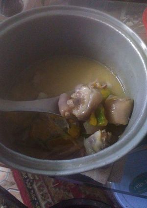 Hình của món Canh bí đỏ hầm đuôi heo nấu nồi cơm điện.
