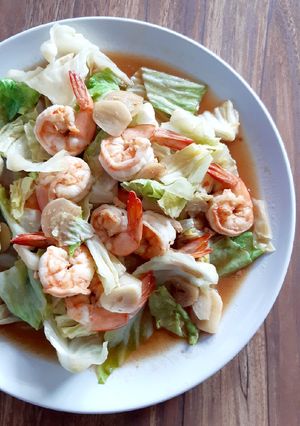 รูปของ "กะหล่ำปลีผัดกุ้งแบบง่ายๆ" Easy Stir Fried Cabbage with Shrimp😋
