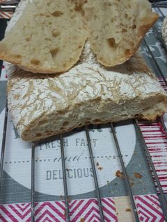 Una foto de Pan chapata sin amasar, sólo reposar, un resultado muy crujiente