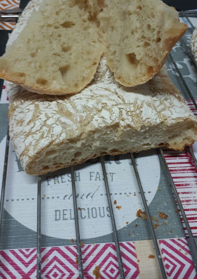 Una foto de Pan chapata sin amasar, sólo reposar, un resultado muy crujiente
