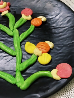 மல்டி கலர் காஜூ பேடா (Multi Color Kaju Peda Recipe in Tamil) செய்முறை முக்கிய புகைப்படம்