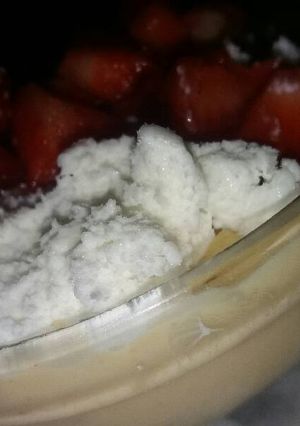 صورة لوصفة القشطة و البسكويت مع الفواكه - Cream with biscuits and fruits