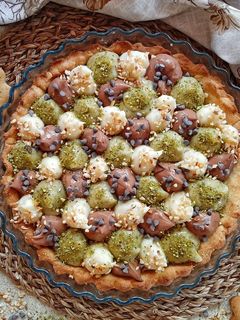 Foto di Crostata con frolla di pistacchio farcita con crema pasticcera