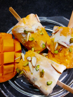आंबा वॅनिला कुल्फी (Mango Vanilla Kulfi recipe in marathi) रेसिपी चे मुख्य फोटो