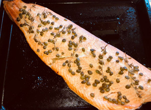 Una foto de Salmón con ajo y alcaparras
