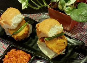 A picture of Mumbai Style Vada Pav.
