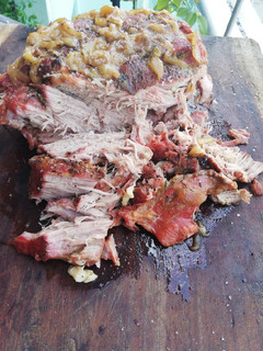 Una foto de Bondiola de cerdo a la parrilla con jengibre, cerveza y miel
