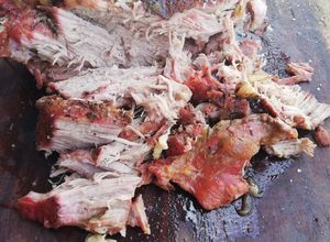 Una foto de Bondiola de cerdo a la parrilla con jengibre, cerveza y miel