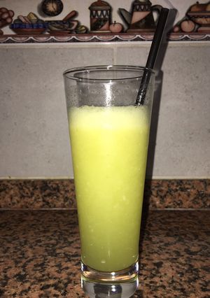Una foto de Licuado de Naranja Manzana & Apio!