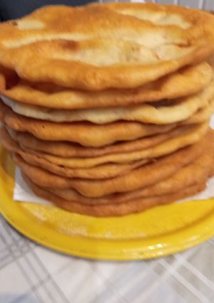 Házi kelt egyszerű LÁNGOS (tojásmentes) recept fotója