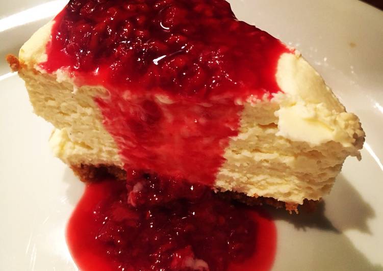 Simple White Chocolate Cheesecake with Raspberry Sauce Simple White Chocolate Cheesecake with Raspberry Sauce