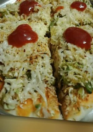 વેજીટેબલ ચીઝ પીઝા(vegetable cheese pizza recipe in gujarati) રેસીપી મુખ્ય ફોટો