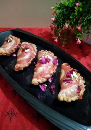 પિંક રોઝ ગુજીયા (Pink Rose Gujiya Recipe In Gujarati) રેસીપી મુખ્ય ફોટો