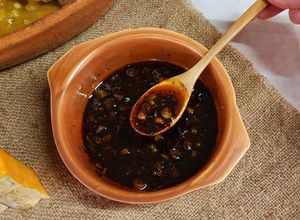Una foto de 🔥🥘 Salsita picante para el Locro 🥘🔥3 ingredientes: cebolla de verdeo, aceite y especias