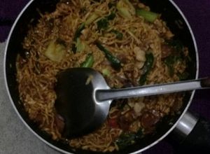 Foto resep Mie goreng telur, sosis, selada pedas