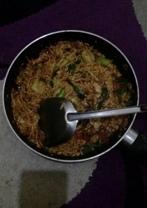 Foto resep Mie goreng telur, sosis, selada pedas