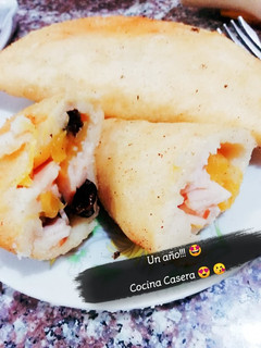 Una foto de Empanadas tropicales de aniversario🥟🍇🍍🍑🍒🧀👍
