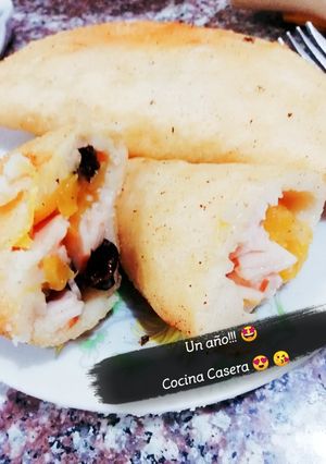Una foto de Empanadas tropicales de aniversario🥟🍇🍍🍑🍒🧀👍