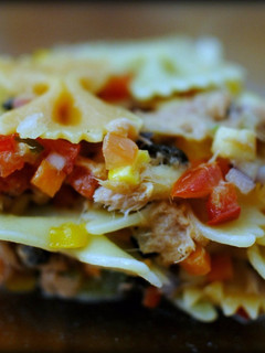 Una foto de Ensalada de pasta, atún y vegetales