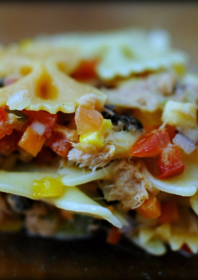 Una foto de Ensalada de pasta, atún y vegetales
