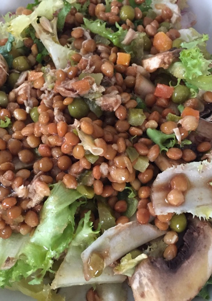Una foto de Ensalada improvisada pero cómoda, rápida y encima rica!! ☀️☀️☀️🏖