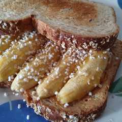 Una foto de Sándwich de plátano con crema de cacahuate 🍌🍞🍯