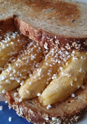 Una foto de Sándwich de plátano con crema de cacahuate 🍌🍞🍯
