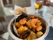 Una foto de mejillones y camarones