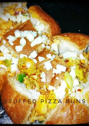 स्टफ गार्लिक बटर पिज्जा बन(stuff garlic butter pizza bun recipe in hindi) रेसिपी मुख्य फोटो