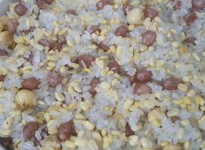 Hình của món Xôi hạt sen đậu phộng hoa đậu biếc.