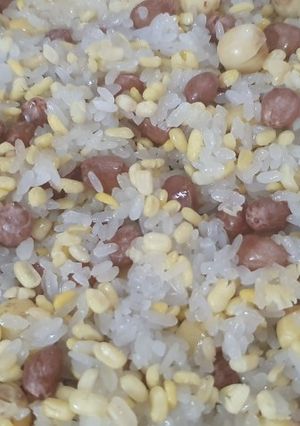 Hình của món Xôi hạt sen đậu phộng hoa đậu biếc.