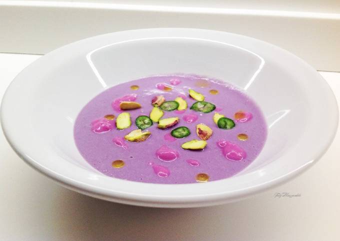 Ricetta di Veloce Vellutata con cavolo viola e pistacchi